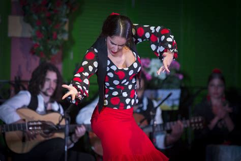 Soleá de la Niña del Carmen:  Une mélancolie profonde rencontre des rythmes enflammés du Flamenco traditionnel.